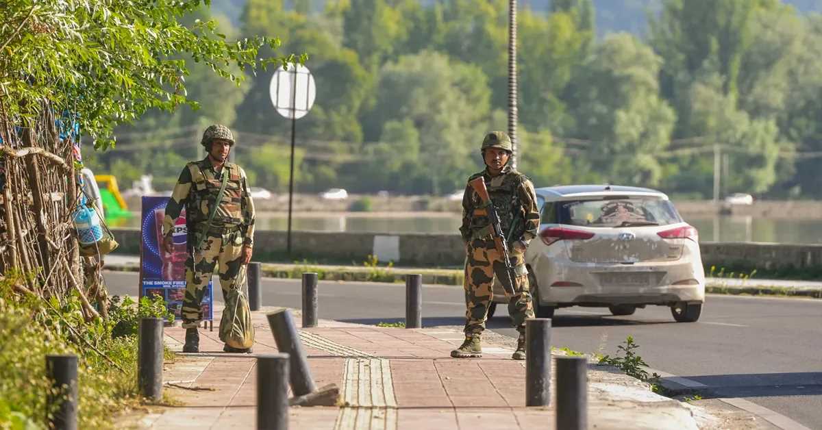 जम्मू-कश्मीर : सैनिक की हत्या में शामिल आतंकियों के पांच सहयोगी कठुआ में गिरफ्तार